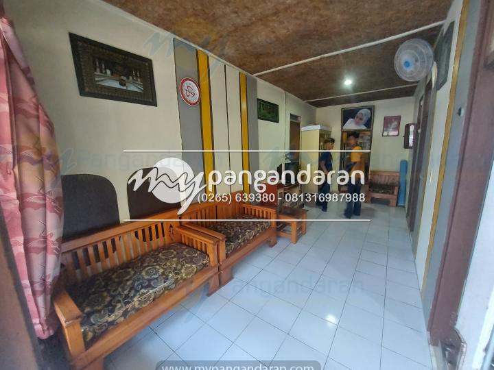 Tampilan ruang keluarga rumah mang adang pangandaran